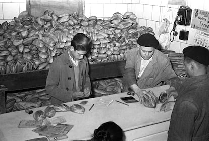 Venta de pan con cartilla de racionamiento en Madrid, en 1940.
