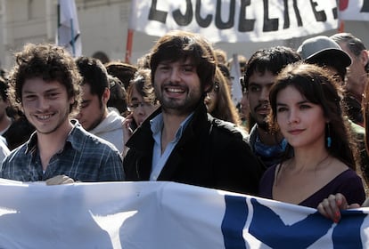 Los entonces líderes estudiantiles Noam Titelmann (izquierda), Gabriel Boric (centro), y Camila Vallejo (derecha) participan en una marcha el miércoles 16 de mayo de 2012 en el centro de Santiago de Chile.