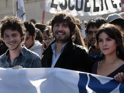 Los entonces líderes estudiantiles Noam Titelmann (izquierda), Gabriel Boric (centro), y Camila Vallejo (derecha) participan en una marcha el miércoles 16 de mayo de 2012 en el centro de Santiago de Chile.