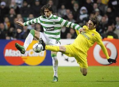 Gonzalo Rodríguez, a la derecha, disputa el balón a Samaras.