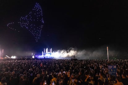 La playa del Bogatell, abarrotada de gente para ver el espectáculo de inauguración de la Copa del América de Barcelona, este jueves.