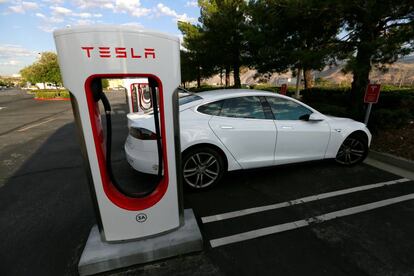 Un coche de la marca Tesla en la estación de supercarga de Cabazon (California), en mayo de 2016.