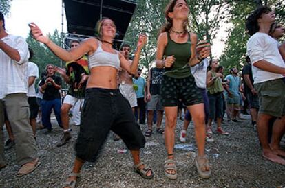 Diversión y baile durante el festival de <b><i>reggae</b></i> U-Zona, que se celebra este año del 8 al 10 de agosto en Torelló (Barcelona).