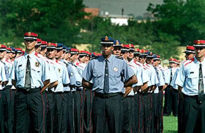 Entrega de despachos a nuevos policías municipales y <b></b><i>Mossos d&#39;Esquadra</i> el pasado junio. PLANO GENERAL - FOTO DE GRUPO