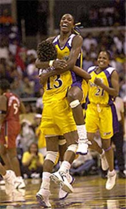 Lisa Leslie se abraza con su compañera Witherspoon tras su histórica jugada. A la derecha, el mate logrado por la jugadora de los Sparks.