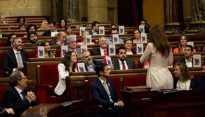 Laura Borràs (d'esquena) respon a la bancada de Ciutadans.