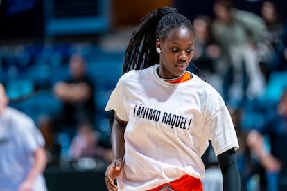 Awa Fam, una de las grandes promesas del básquet español y pívot del Valencia Basket, con una camiseta de ánimo a su compañera lesionada. | FEB