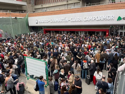 Aglomeración de pasajeros en la puerta de la estación de Chamartín-Clara Campoamor, este viernes por la tarde después de la avería.