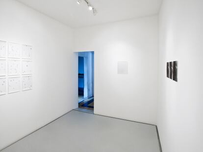Exposición del artista Jochen Lempert. Al fondo, el pasillo de la vivienda.