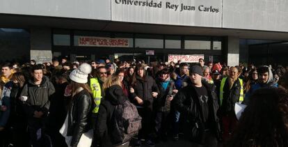 Imagen de la protesta organizada este viernes frente al rectorado.