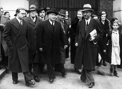 Francisco Largo Caballero (centro de la escena, sombrero oscuro), a su salida de la cárcel tras ser absuelto en el juicio por la llamada Revolución de 1934 en Asturias y Cataluña.
Foto: Efe