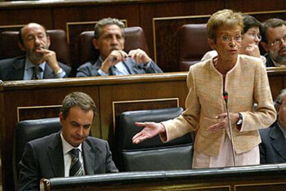 La vicepresidenta primera, María Teresa Fernández de la Vega, junto a Zapatero, en la sesión de control.