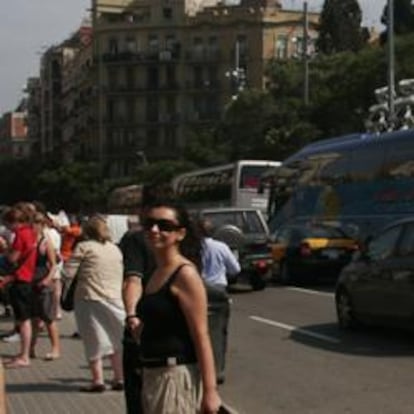 Imagen de una turista tomando fotos en Barcelona