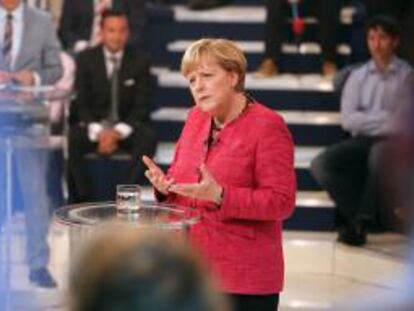 Una imagen cedida por la estación de televisión alemana WDR muestra a la canciller alemana Angela Merkel en un estudio de televisión hoy, lunes 9 de septiembre de 2013, en Monchengladbach (Alemania).