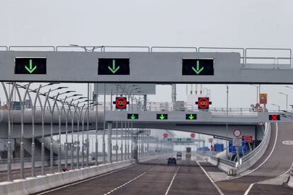 Vista de la carretera del puente Hong Kong Zhuhai-Macao, en Hong Kong (China), puesta a punto para su apertura a vehículos autorizados, el 24 de octubre de 2018.