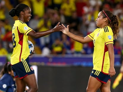 Linda Caicedo y Leicy Santos en un partido de la Copa América femenina de 2022.