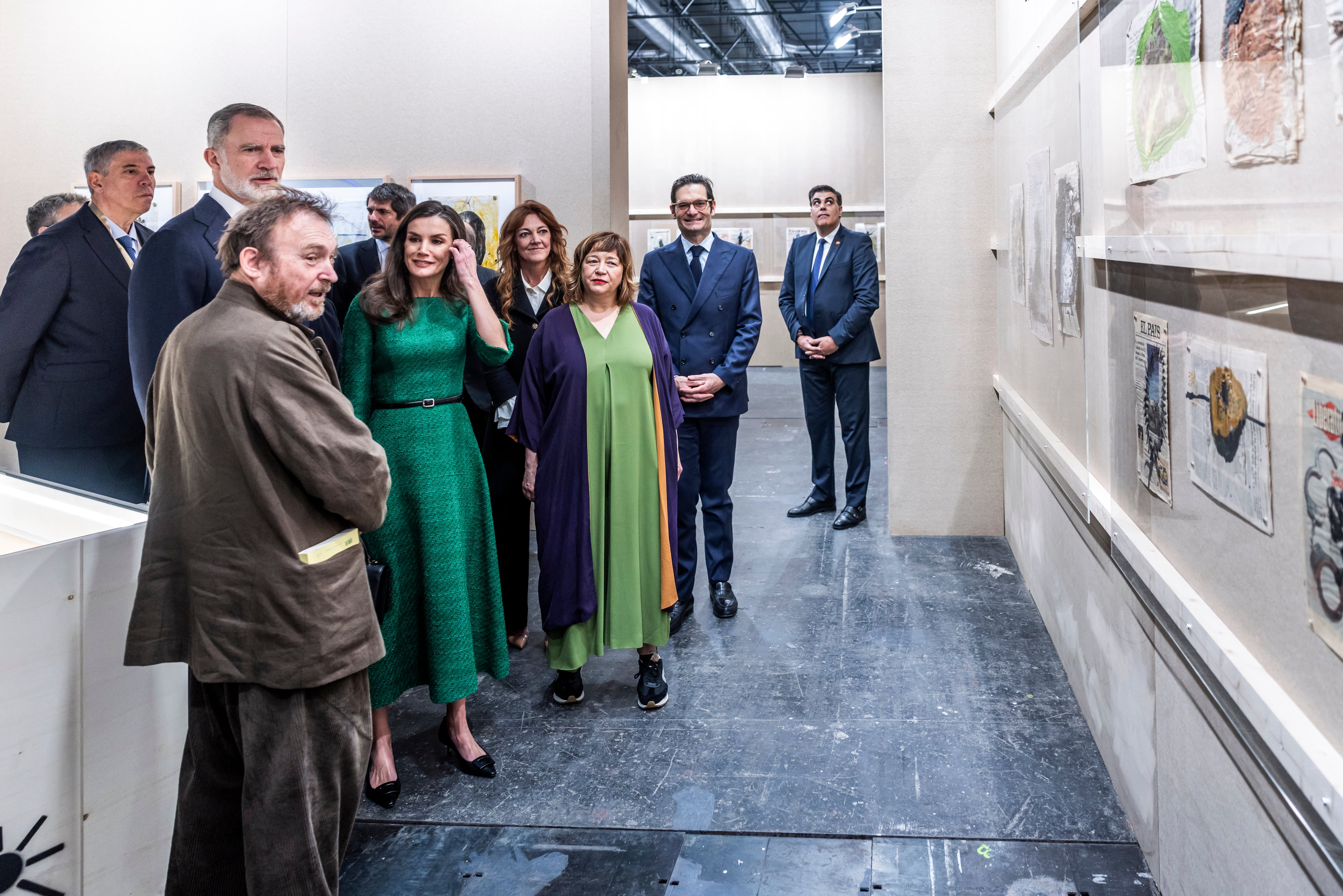 Los reyes, Felipe VI y Letizia, visitan el estand de EL PAÍS en ARCO, con Miquel Barceló, en compañía de Pilar Gil, vicepresidenta del Consejo de Administración del Grupo Prisa, Oughourlian, Maribel López, directora de la feria, entre otras personalidades.