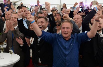 Simpatizantes de la populista AfD celebran los resultados de las elecciones locales del domingo.