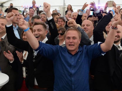 Simpatizantes de la populista AfD celebran los resultados de las elecciones locales del domingo.