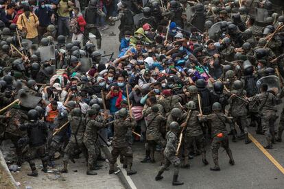 Soldados guatemaltecos detienen y golpean a migrantes hondureños en la ciudad de Chiquimula. El Gobierno de Guatemala ha intentado frenar el avance de las caravanas.