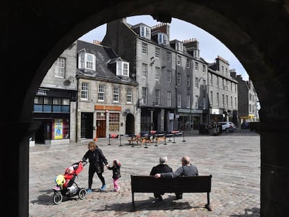 Varios ciudadanos en la calle del Castillo, el 1 de junio en Aberdeen. 