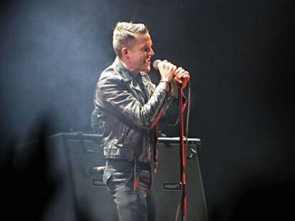 El cantante de The Killers, Brandon Flowers, durante el concierto que la banda estadounidense ofreció ayer en el festival Dcode.