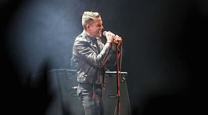 El cantante de The Killers, Brandon Flowers, durante el concierto que la banda estadounidense ofreció ayer en el festival Dcode.