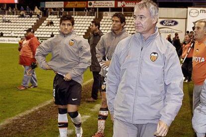 Ranieri y los suplentes del Valencia, se retiran tras la derrota.