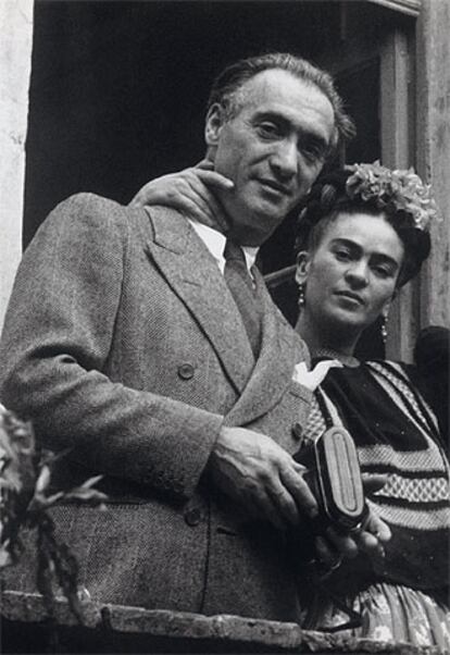 Frida Kahlo, con Nickolas Muray, en Coyoacán (1939).