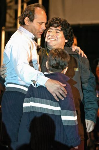 Fotograf&iacute;a de archivo del 4 de abril de 2005 del exfutbolista paraguayo Roberto Caba&ntilde;as junto a su hijo y Diego Armando Maradona.