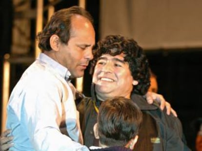 Fotograf&iacute;a de archivo del 4 de abril de 2005 del exfutbolista paraguayo Roberto Caba&ntilde;as junto a su hijo y Diego Armando Maradona.