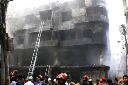 Imagem de um dos edifícios afetados após o incêndio, nesta quinta-feira.