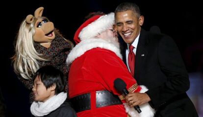 Barack Obama abraza a Santa Claus y a la cerdita Peggy durante el National Christmas Tree Lighting.