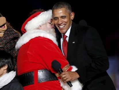 Barack Obama abraza a Santa Claus y a la cerdita Peggy durante el National Christmas Tree Lighting.