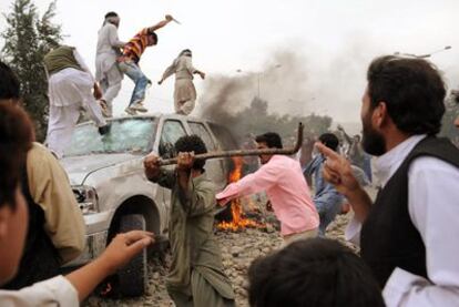 Disturbios en Kabul, ayer, tras la muerte de civiles en un choque con un coche de la Embajada  de EE UU.