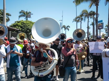 Miembros de las bandas de música se manifiestan en Mazatlán, el 27 de marzo.