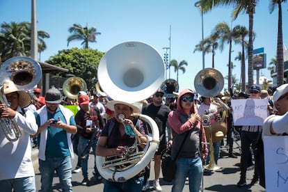 Miembros de las bandas de música se manifiestan en Mazatlán, el 27 de marzo.