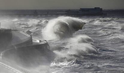 La tormenta Abigail ha provocado vientos de hasta 135 kilómetros por hora en el norte de Gran Bretaña. En la imagen, las olas rompen en el muelle sur de Blackpool Promenade, al noroeste de Inglaterra.