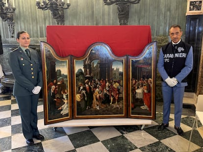 Agentes de la Guardia Civil y los Carabinieri custodian, el pasado 3 de julio, algunas de las obras de arte sacadas ilegalmente de España y recuperadas en Italia en la Operación Altarpiece, en una imagen cedida por la UCO.