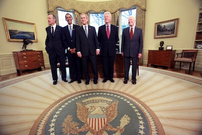 Desde la izquierda, los expresidentes de Estados Unidos, George W. Bush, Barack Obama, George W. Bush hijo, Bill Clinton y Jimmy Carter, en el Despacho Oval de la Casa Blanca, el 7 de enero de 2009.