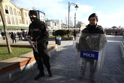 La policia turca vigila l'accés de la plaça Sultanahmet, al centre d'Istanbul, després de l'explosió.