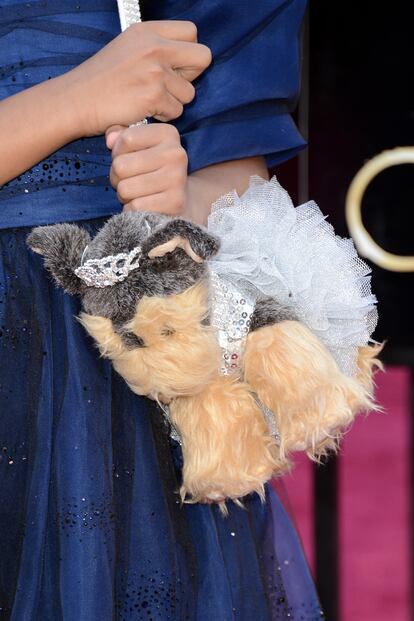 Para qué quiero un Oscar si tengo mi bolso-perrito: Quvenzhané Wallis vio como Jennifer Lawrence le arrebataba la posibilidad de hacerse con la estatuilla, pero la chiquilla se lo pasó de lujo paseando a su cachorrito aprincesado por la alfombra roja. No era la primera vez que lo hacía, en el almuerzo de los nominados llevó un modelo similar.