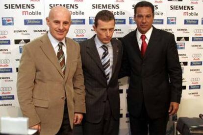 Arrigo Sacchi, Emilio Butragueño y Vanderlei Luxemburgo, ayer, en la presentación del entrenador brasileño en el estadio Bernabéu.