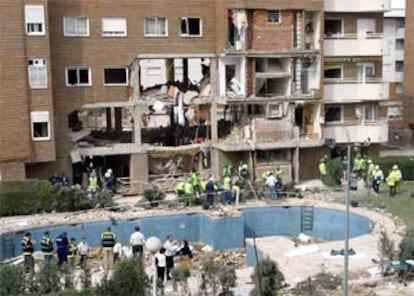 Agentes de policía buscan pruebas en la piscina del edificio de Leganés donde se suicidaron siete terroristas. 

/ MANUEL ESCALERA