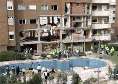 Agentes de policía buscan pruebas en la piscina del edificio de Leganés donde se suicidaron siete terroristas.
/ MANUEL ESCALERA