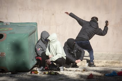 Un hombre lanza una botella a la policía durante los disturbios de Puerto Real, este miércoles.