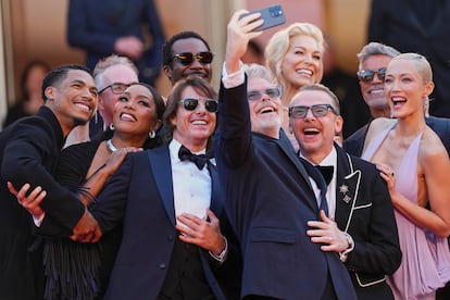 McQuarrie hace un selfi, algo prohibido en la alfombra roja de Cannes, a su equipo antes de entrar en la gala.