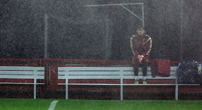 Casillas, sentado en un banco.