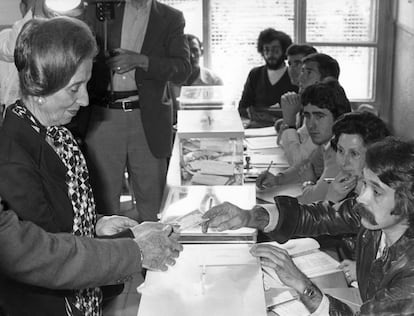 Carmen Polo, viuda del general Franco, vota en un colegio electoral de El Pardo (Madrid), en las elecciones legislativas del 15 de junio de 1977, las primeras democráticas en España tras el franquismo.