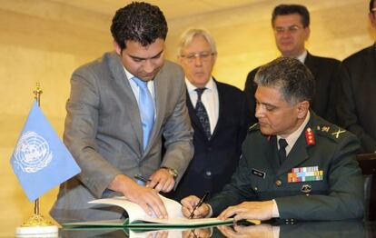 El subconsejero militar en el departamento de Operaciones de Paz de la ONU firma un acuerdo sobre los términos para regir la misión de los cascos azules.